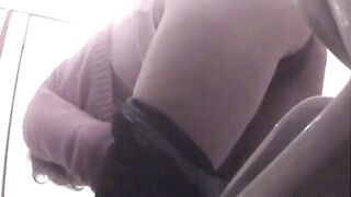 Скрытая камера застала девушку писающей над унитазом